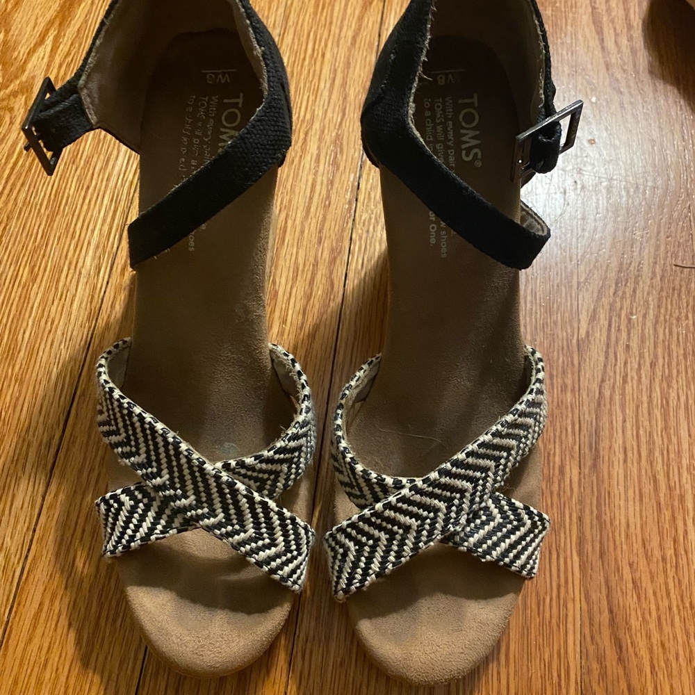 TOMS WEDGES!